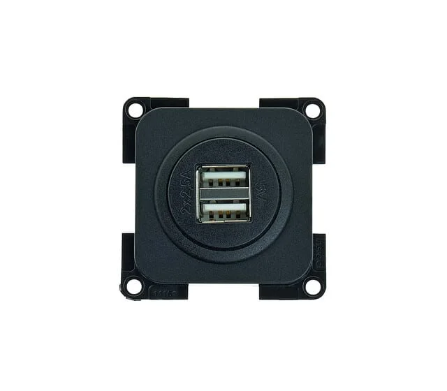 Double prise USB 12 V - Offre limitée dans le temps ⏳ Ne tardez pas à commander ! Zenitech Double Prise affleurante Artezo 2P+T + boîte Blanche | Boîtier  d'installation - Double prise affleurante Artezo 2P+T + boîte, finition  blanche, Type E : prise française avec terre : Amazon.fr: Bricolage