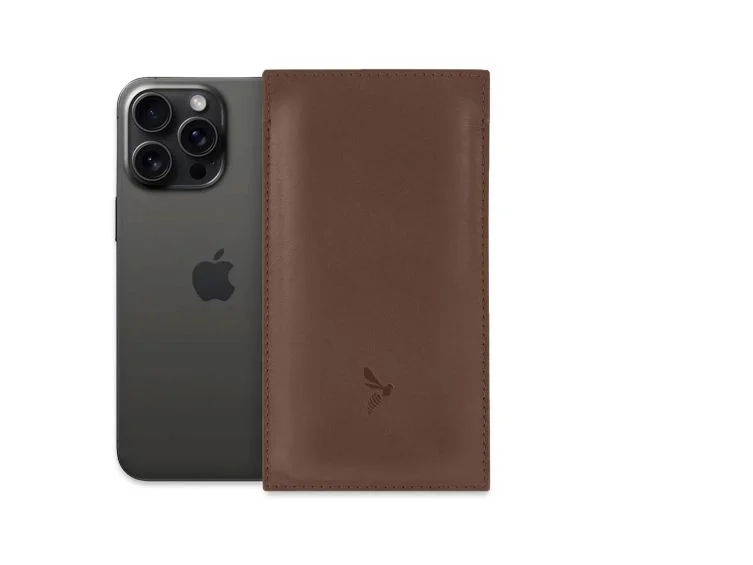 Pochette iPhone 15 Pro en cuir marron – PM-048-01 Sans personnalisation - Vins Rouges Valet Harmonieux pour Chaque Occasion