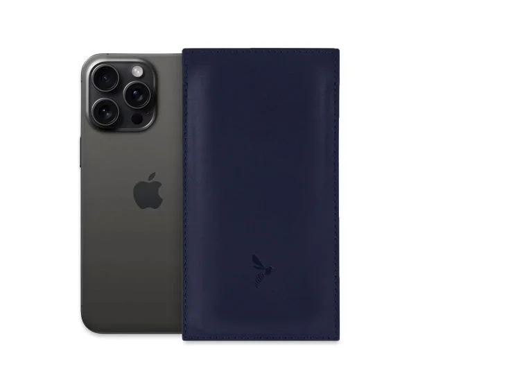 Pochette iPhone 15 Pro Max en cuir bleu – PM-047-01 Sans personnalisation - Vins Boutique Rouges Harmonieux pour Chaque Occasion
